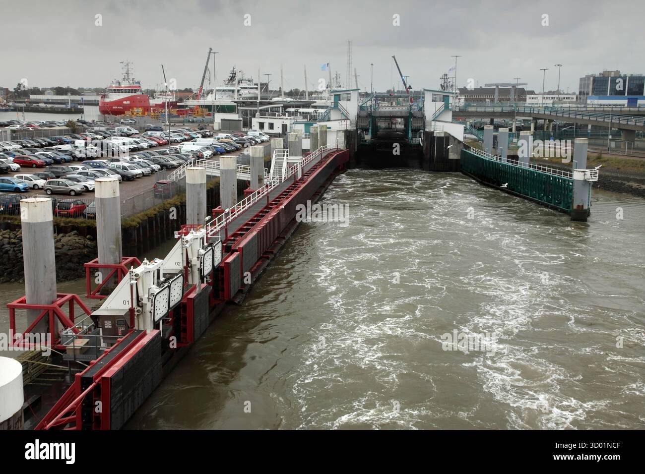 Il traghetto da Den Helder a Texel in partenza da Den Helder, Paesi Bassi. Foto Stock