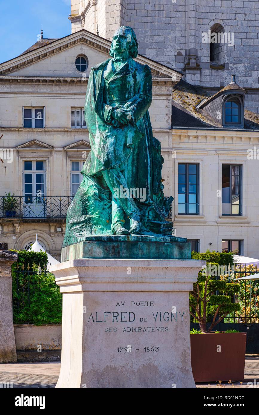 Francia, Indre-et-Loire, Loches, statua in omaggio ad Alfred de Vigny (1797-1863), scrittore, romanziere e poeta francese nato a Loches Foto Stock