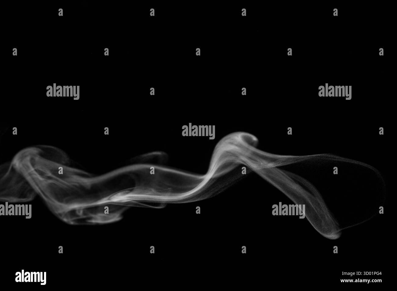Vista ravvicinata del vapore acqueo bianco con spruzzo dall'umidificatore. Isolato su sfondo nero. fumo di vapore su sfondo nero. Fumo bianco fantasia. Foto Stock