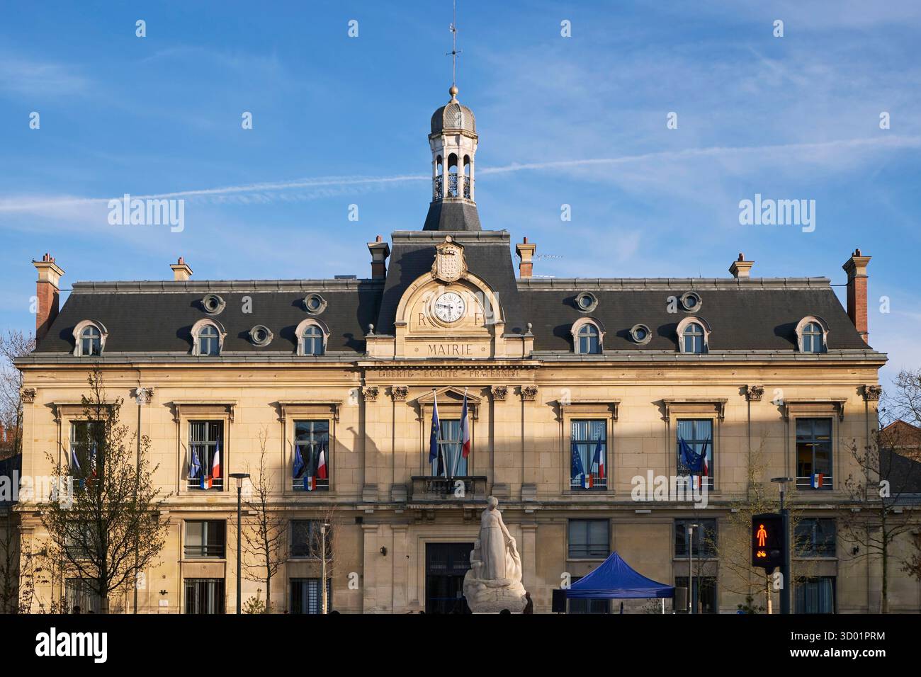 Francia, Senna Saint Denis, Saint Ouen, il municipio costruito nel 1865 secondo una pianta rettangolare, su tre livelli, in stile neoclassico Foto Stock