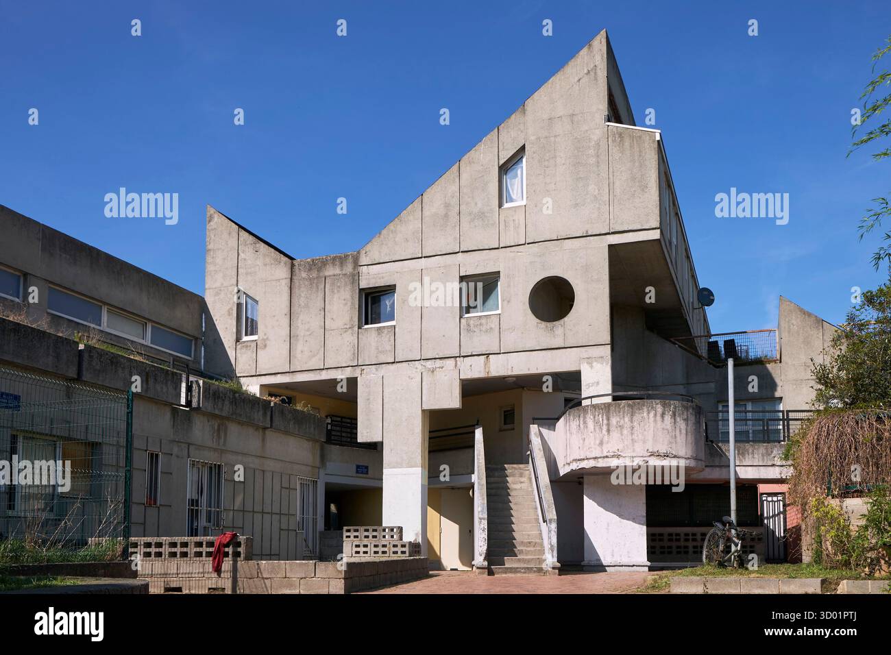 Francia, Senna Saint Denis, Aubervilliers, quartiere Maladrerie, la città costruita dall'architetto Renee Gailhoustet tra il 1975 e il 1989, comprende circa un migliaio di case, circa quaranta studi di artisti e alcuni negozi. Foto Stock