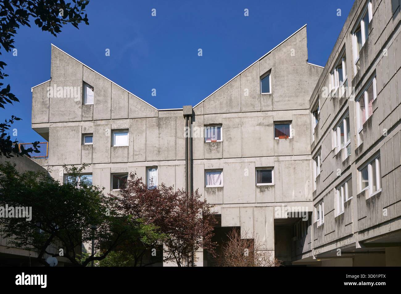Francia, Senna Saint Denis, Aubervilliers, quartiere Maladrerie, la città costruita dall'architetto Renee Gailhoustet tra il 1975 e il 1989, comprende circa un migliaio di case, circa quaranta studi di artisti e alcuni negozi. Foto Stock