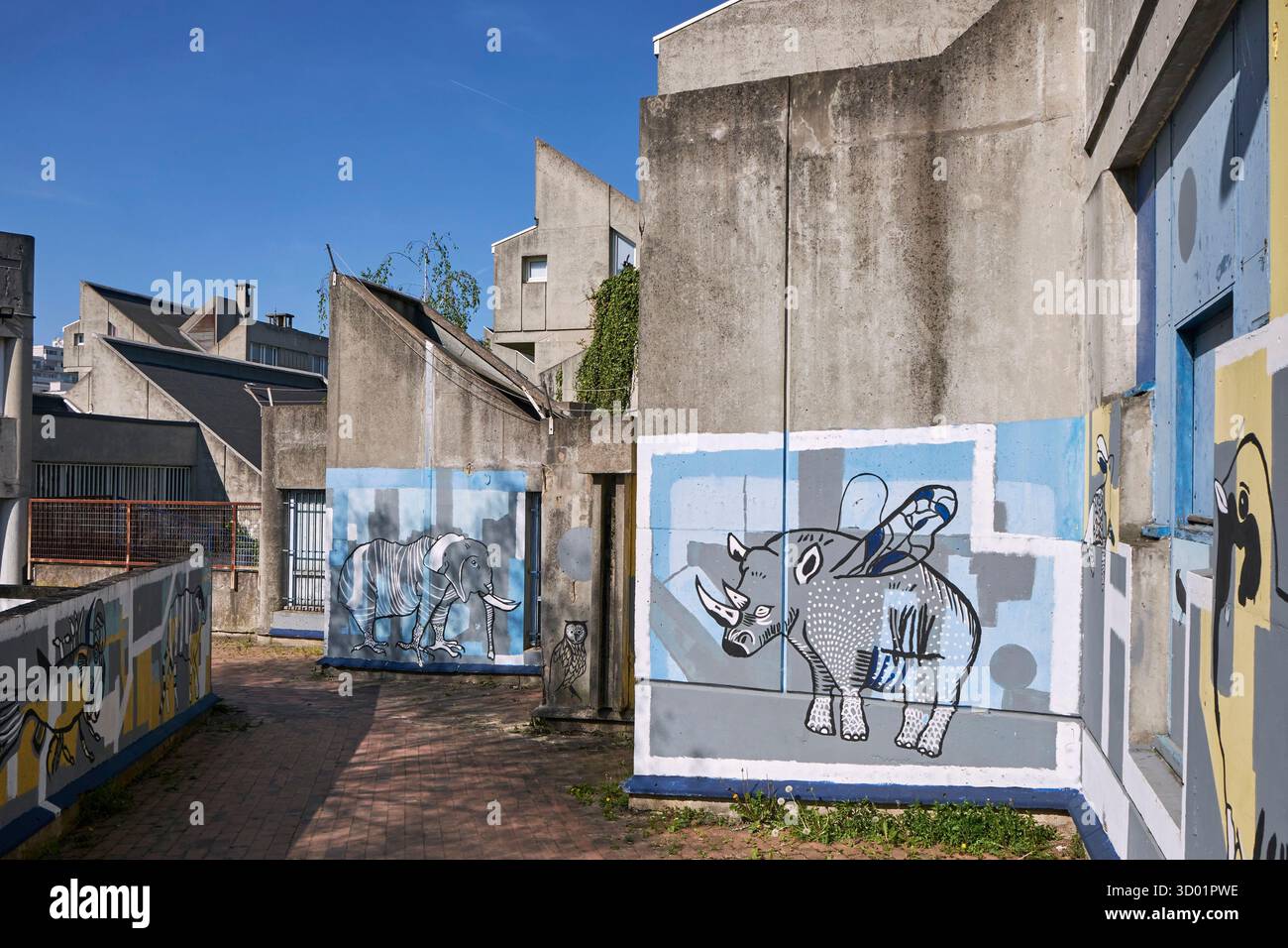 Francia, Senna Saint Denis, Aubervilliers, quartiere Maladrerie, la città costruita dall'architetto Renee Gailhoustet tra il 1975 e il 1989, comprende circa un migliaio di case, circa quaranta studi di artisti e alcuni negozi. Foto Stock