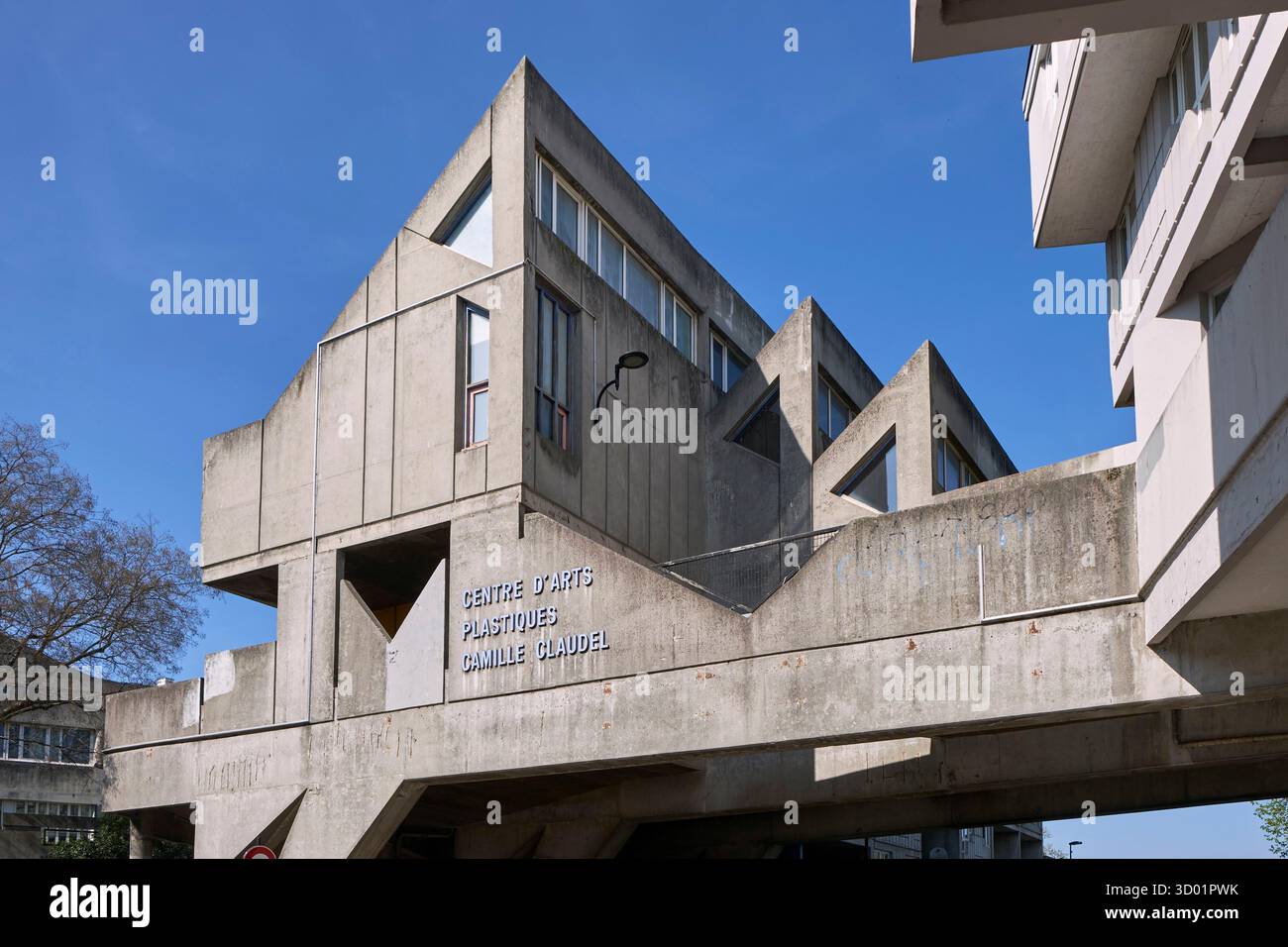 Francia, Senna Saint Denis, Aubervilliers, quartiere Maladrerie, la città costruita dall'architetto Renee Gailhoustet tra il 1975 e il 1989, comprende circa un migliaio di case, circa quaranta studi di artisti e alcuni negozi. Foto Stock