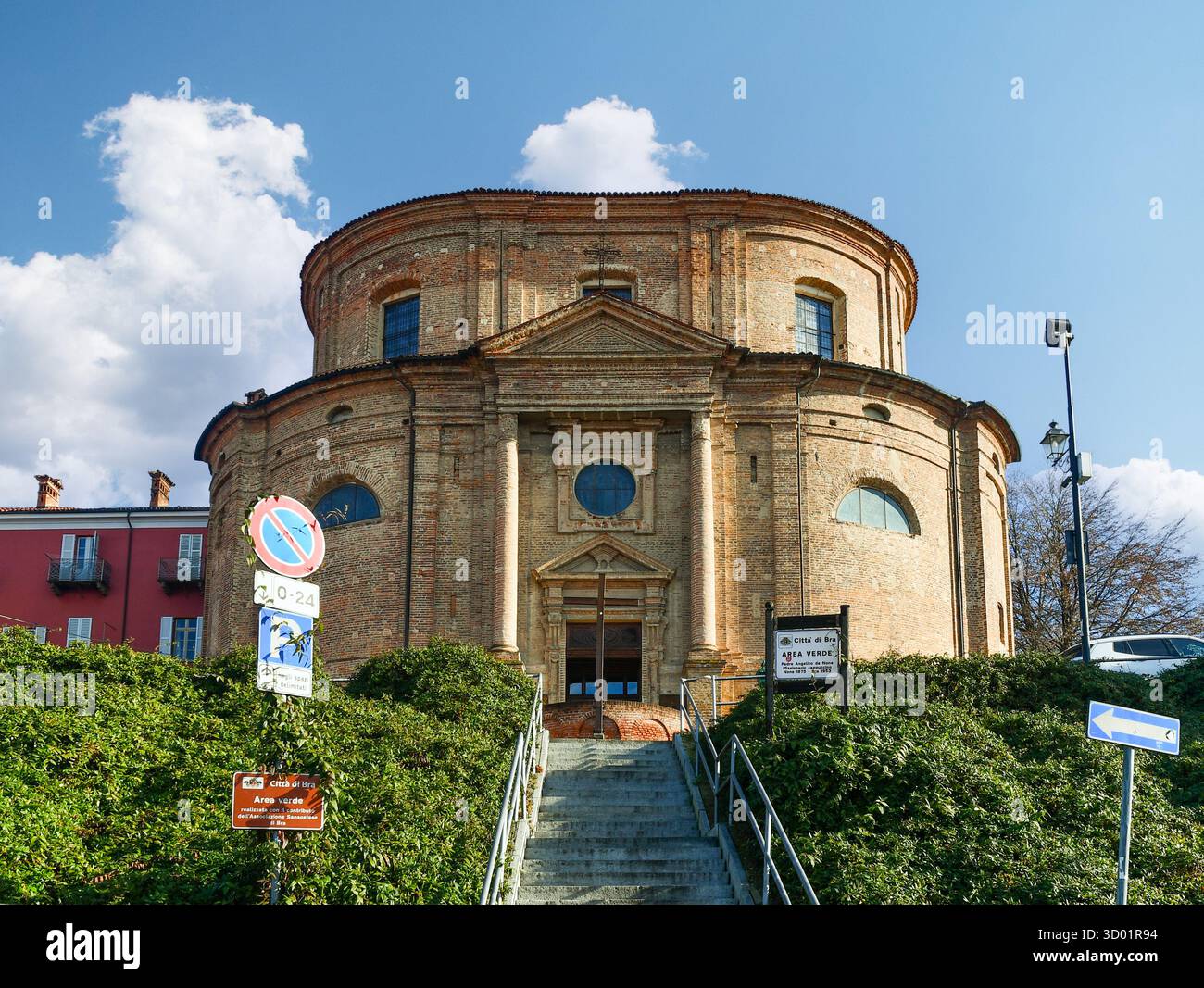 Facciata della chiesa di Santa Maria degli Angeli costruita nel 1752 sulla sommità di una piccola collina ("rocca") che domina la città di Bra (Cuneo), Piemonte, Italia Foto Stock