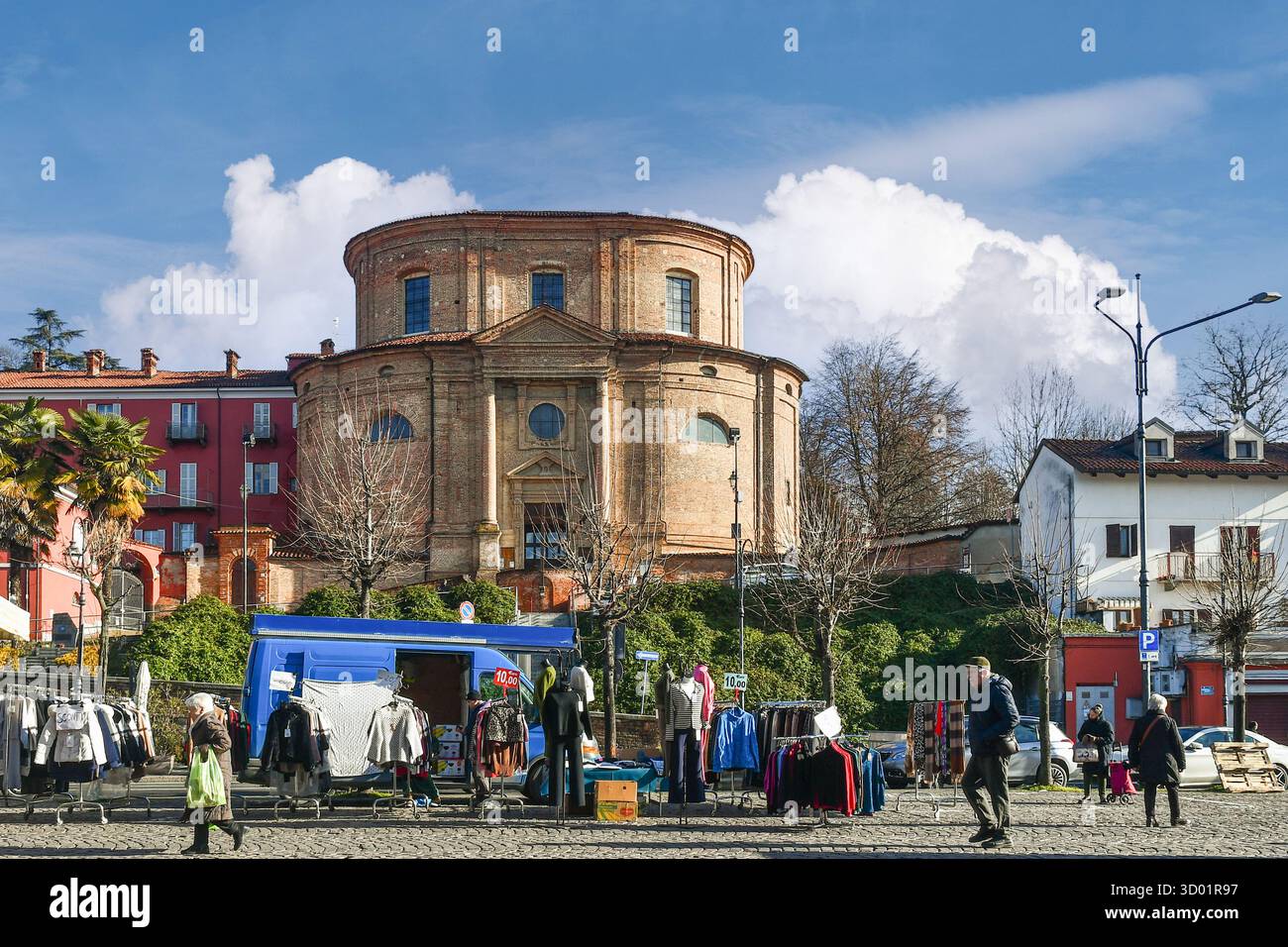Piazza XX settembre durante il mercato settimanale, con la chiesa di Santa Maria degli Angeli (1752) sullo sfondo, Bra (Cuneo), Piemonte, Italia Foto Stock