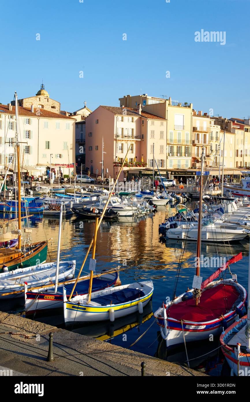 Francia, Var, Saint Tropez, il vecchio porto, barche di pesca tradizionale chiamate Pointu Foto Stock