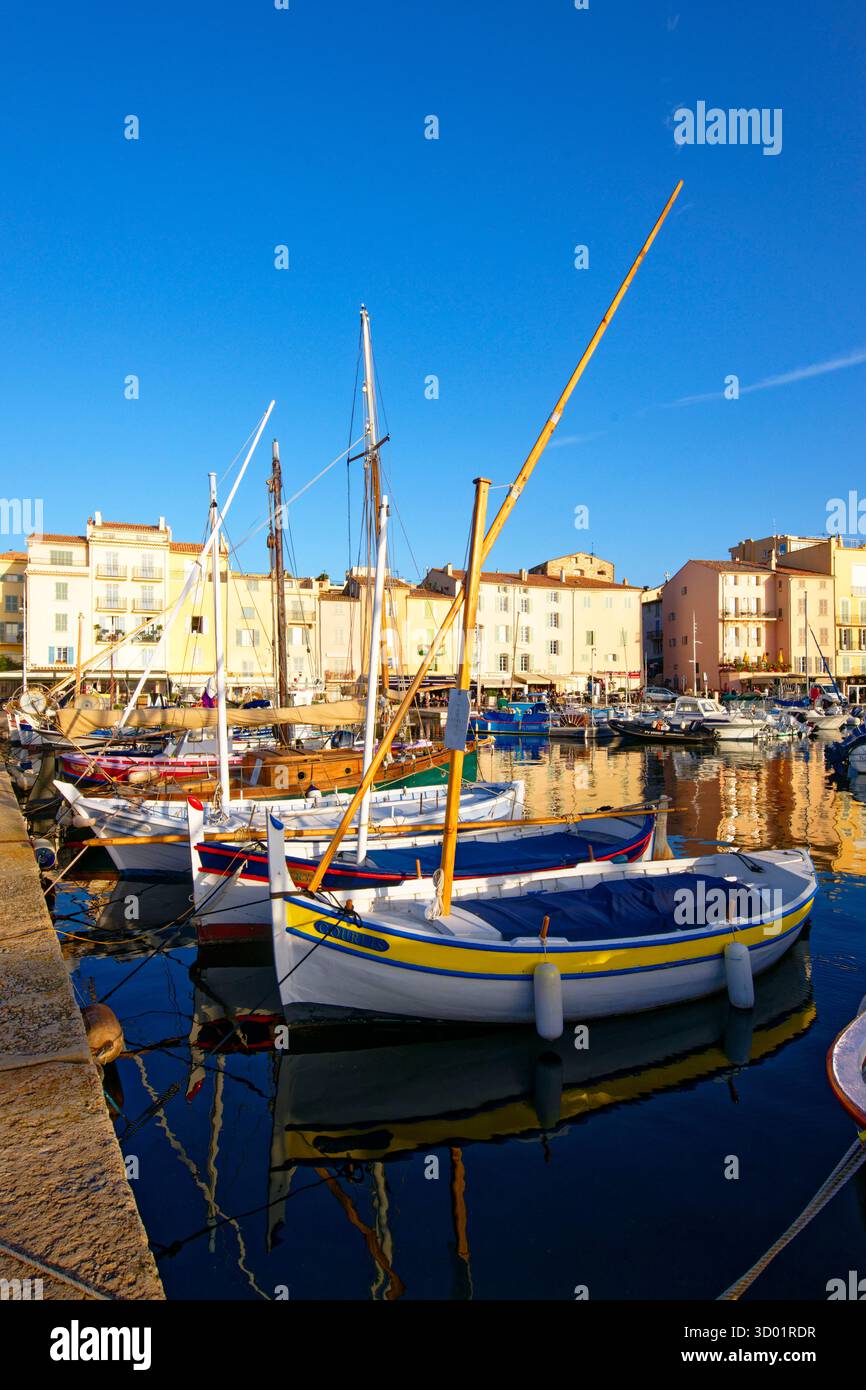 Francia, Var, Saint Tropez, il vecchio porto, barche di pesca tradizionale chiamate Pointu Foto Stock