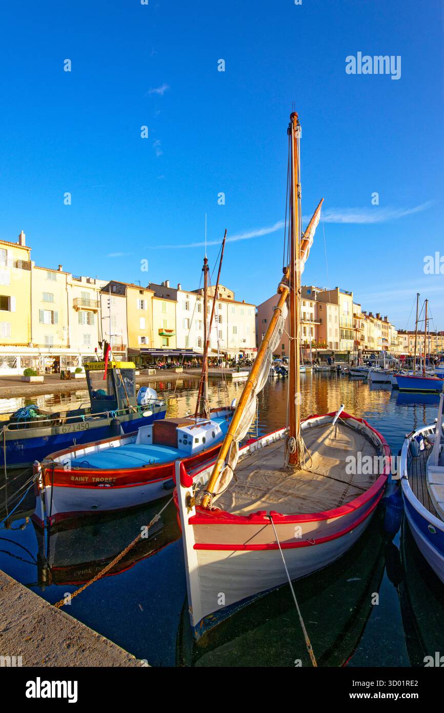 Francia, Var, Saint Tropez, il vecchio porto, barche di pesca tradizionale chiamate Pointu Foto Stock