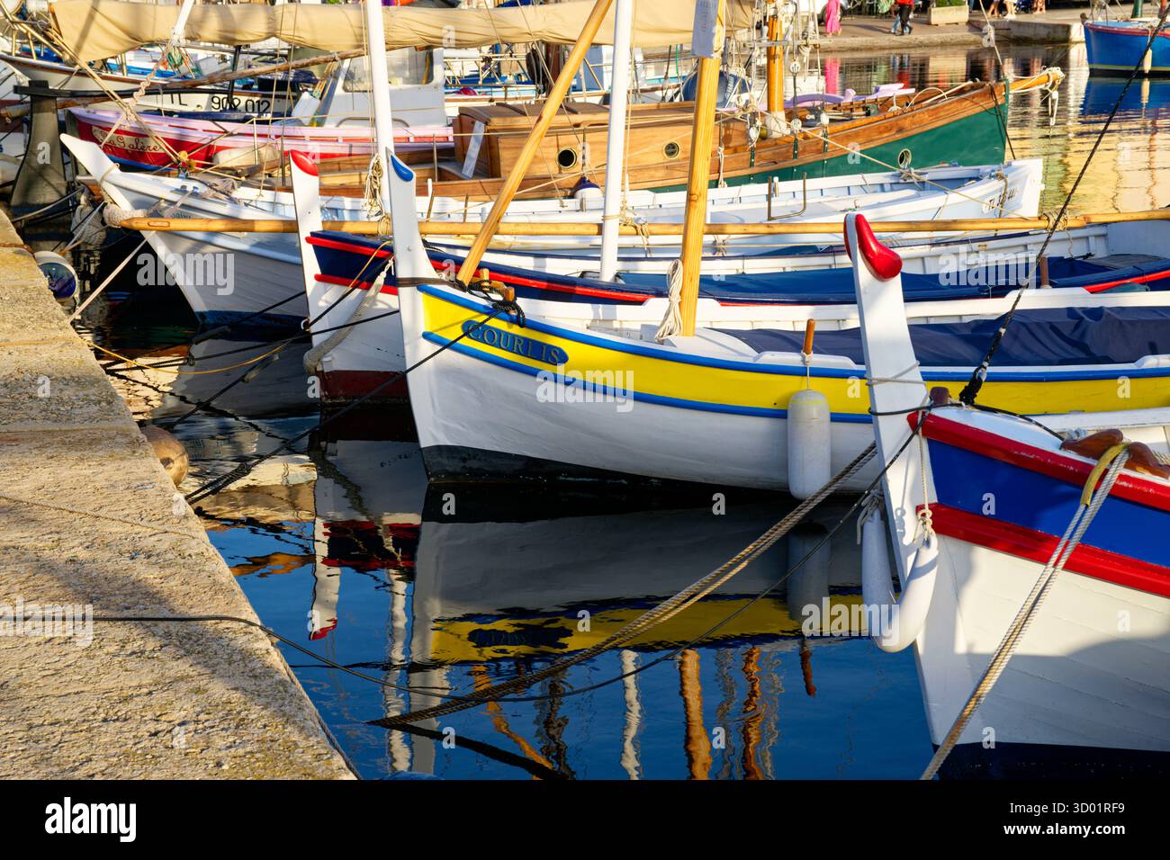Francia, Var, Saint Tropez, il vecchio porto, barche di pesca tradizionale chiamate Pointu Foto Stock