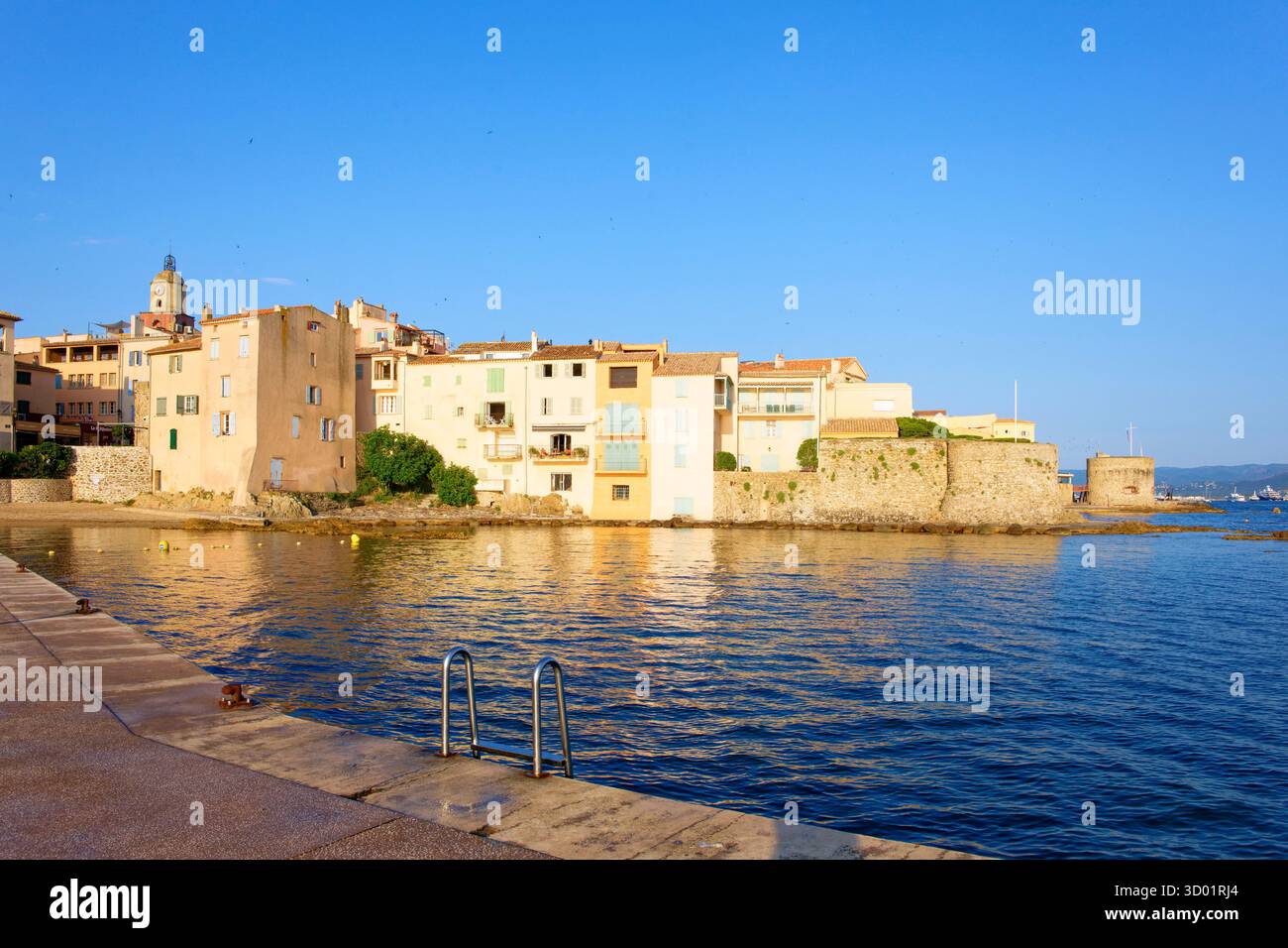 Francia, Var, Saint Tropez, Ponche Beach, vecchio porto di pescatori, sullo sfondo la chiesa parrocchiale di Notre-Dame dell'assunzione e sulla destra la Torre Vecchia (Tour Vieille) e la Torre Tour du Portalet Foto Stock