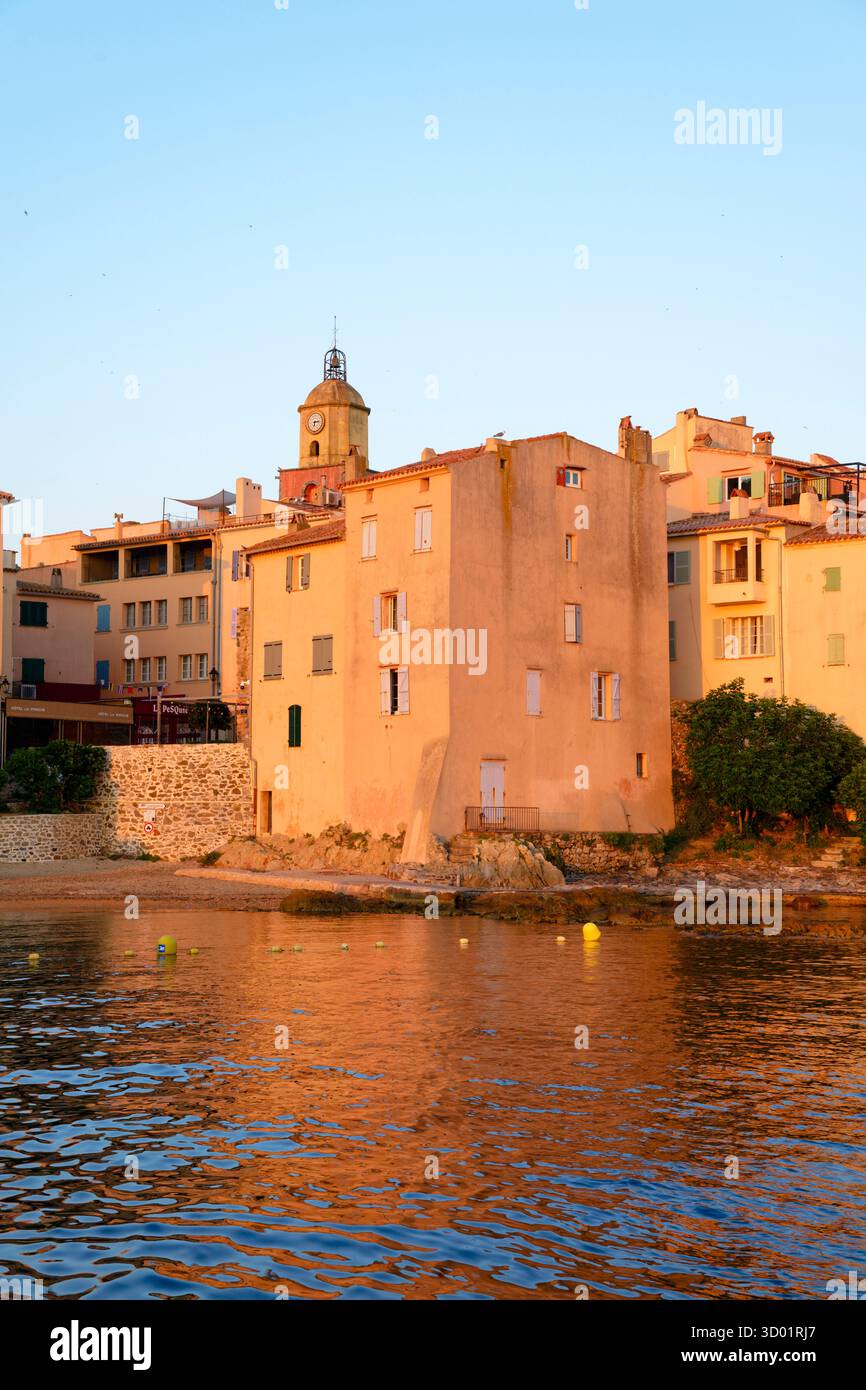 Francia, Var, Saint Tropez, Ponche Beach, vecchio porto di pescatori, sullo sfondo la chiesa parrocchiale di Notre-Dame dell'assunzione Foto Stock