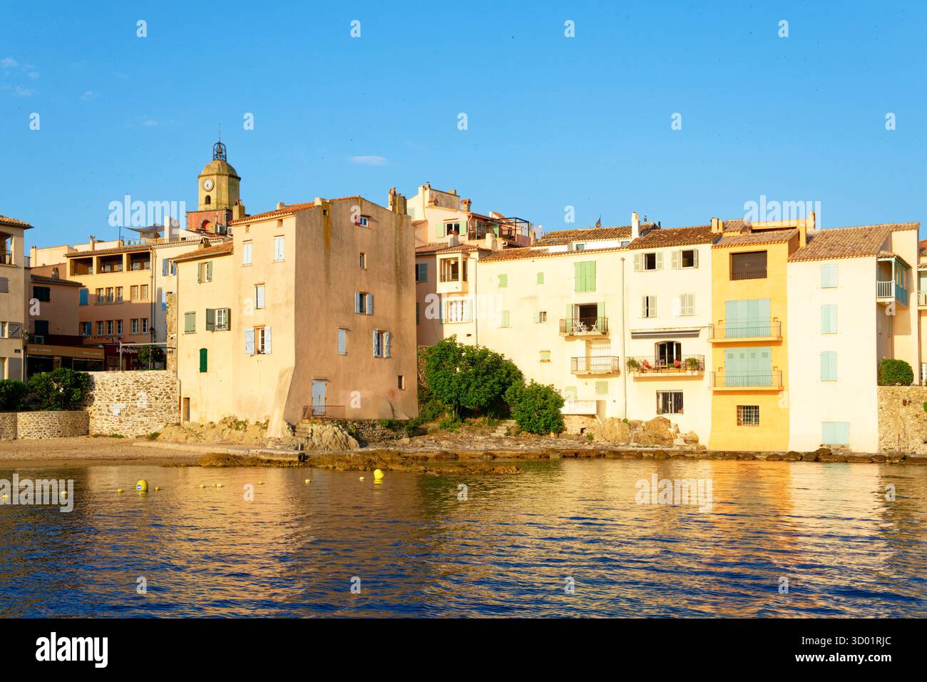 Francia, Var, Saint Tropez, Ponche Beach, vecchio porto di pescatori, sullo sfondo la chiesa parrocchiale di Notre-Dame dell'assunzione Foto Stock