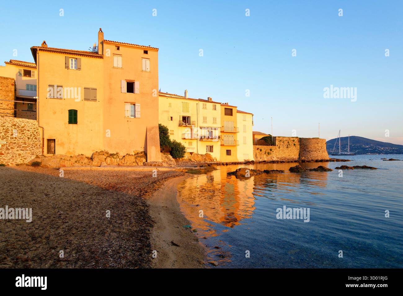 Francia, Var, Saint Tropez, spiaggia di Ponche, vecchio porto di pescatori e Torre Vecchia (Tour Vieille) Foto Stock