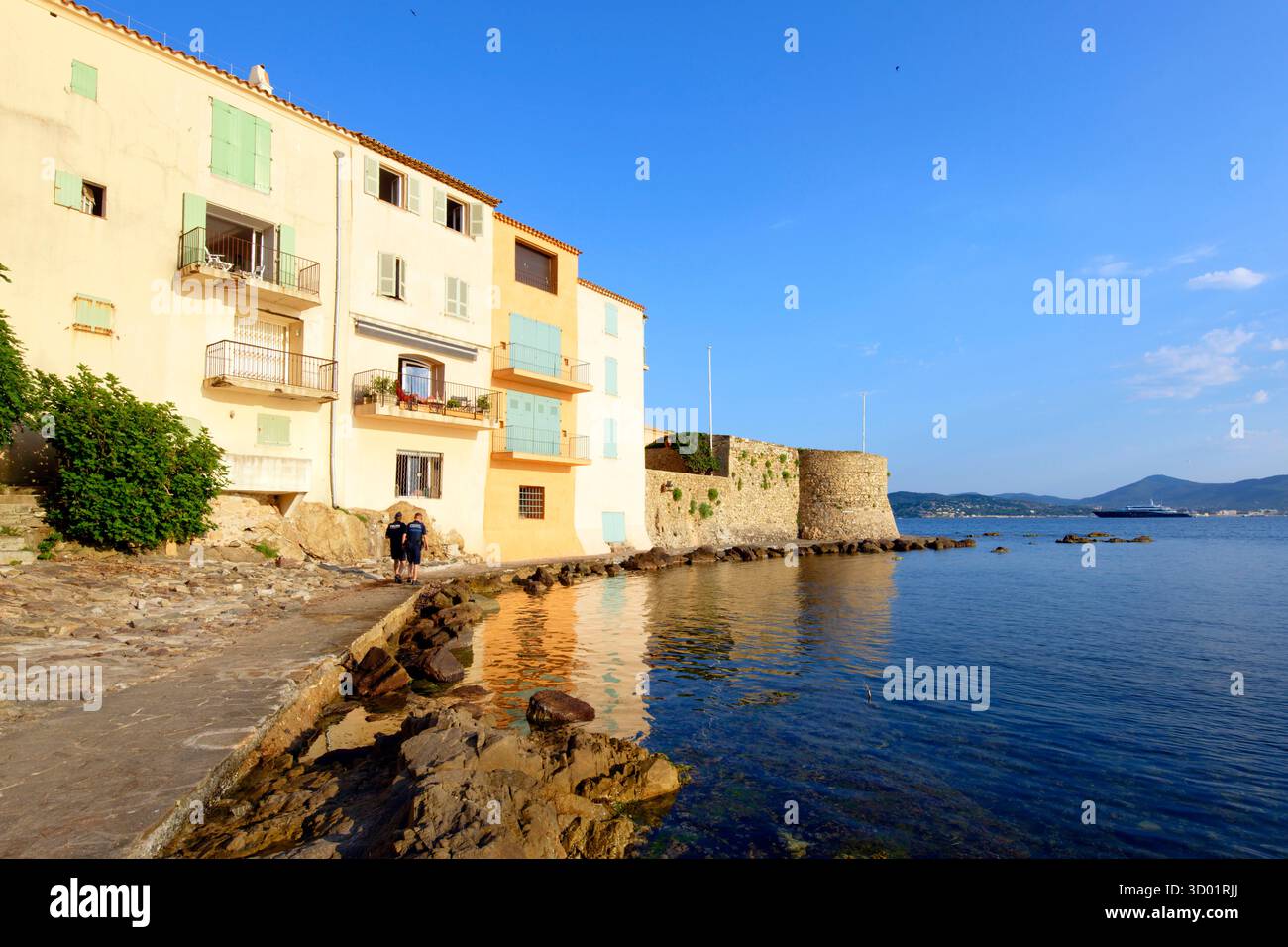 Francia, Var, Saint Tropez, spiaggia di Ponche, vecchio porto di pescatori e Torre Vecchia (Tour Vieille) Foto Stock