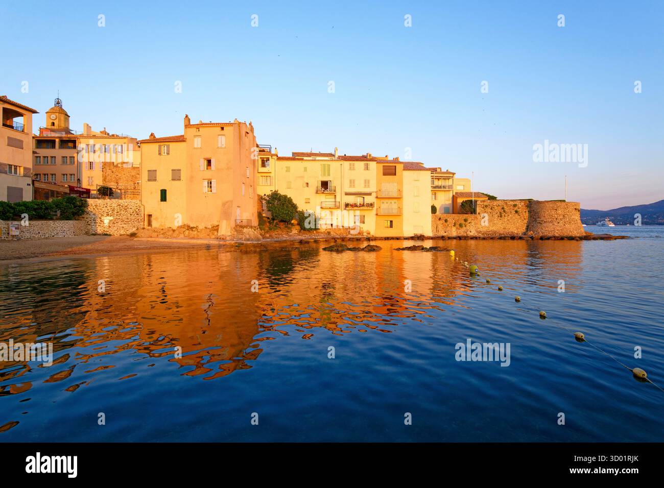 Francia, Var, Saint Tropez, Ponche spiaggia, vecchio porto di pesca, in background la chiesa parrocchiale Notre-Dame dell'Assunzione e sulla destra la Torre Vecchia (Tour Vieille) Foto Stock