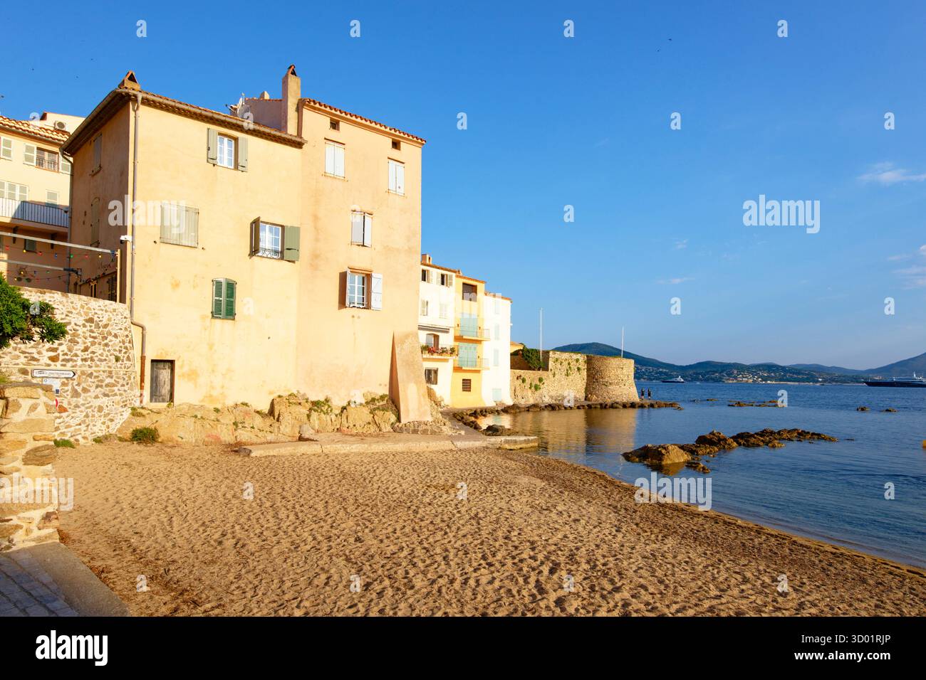 Francia, Var, Saint Tropez, spiaggia di Ponche, vecchio porto di pescatori e Torre Vecchia (Tour Vieille) Foto Stock