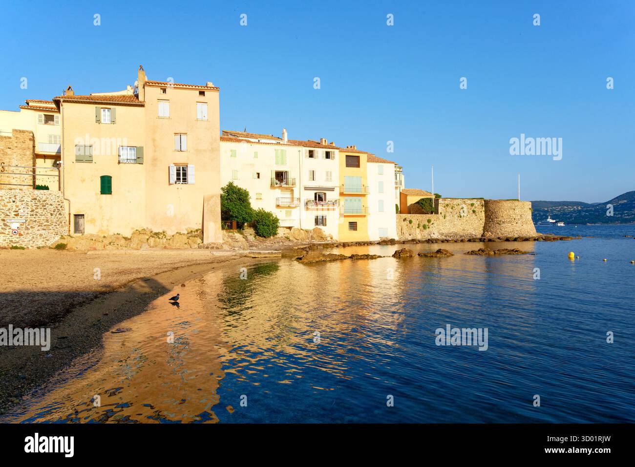 Francia, Var, Saint Tropez, spiaggia di Ponche, vecchio porto di pescatori e Torre Vecchia (Tour Vieille) Foto Stock
