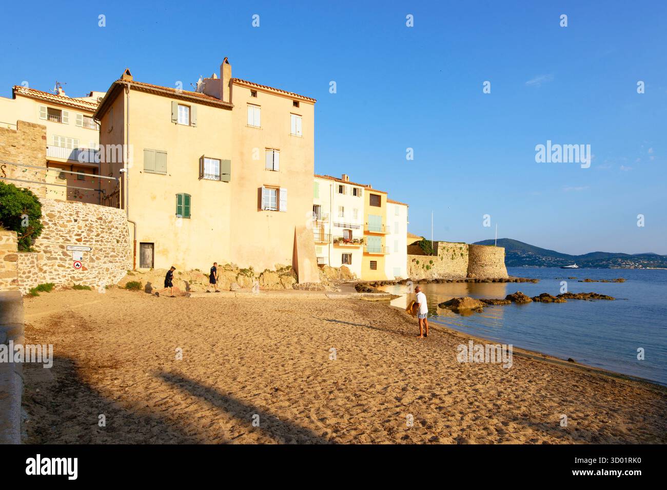 Francia, Var, Saint Tropez, spiaggia di Ponche, vecchio porto di pescatori e Torre Vecchia (Tour Vieille) Foto Stock
