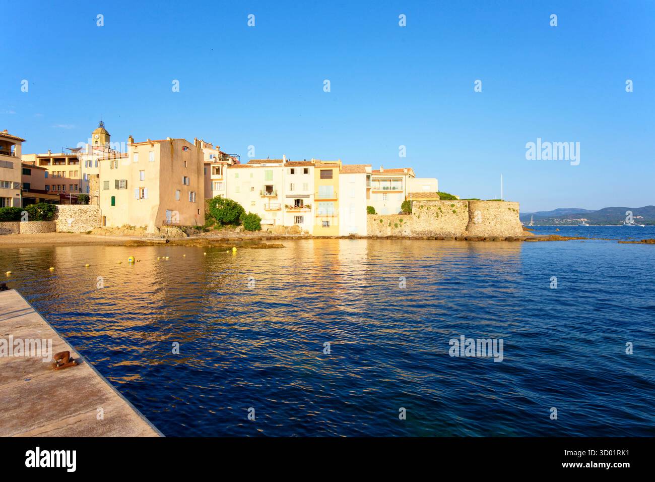 Francia, Var, Saint Tropez, Ponche spiaggia, vecchio porto di pesca, in background la chiesa parrocchiale Notre-Dame dell'Assunzione e sulla destra la Torre Vecchia (Tour Vieille) Foto Stock