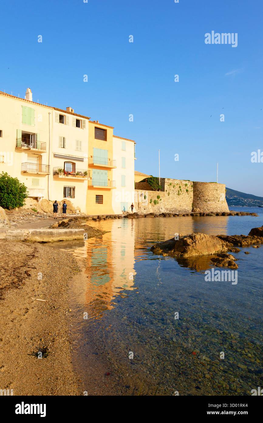 Francia, Var, Saint Tropez, spiaggia di Ponche, vecchio porto di pescatori e Torre Vecchia (Tour Vieille) Foto Stock