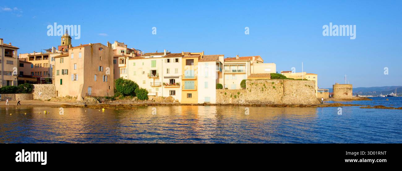 Francia, Var, Saint Tropez, Ponche Beach, vecchio porto di pescatori, sullo sfondo la chiesa parrocchiale di Notre-Dame dell'assunzione e sulla destra la Torre Vecchia (Tour Vieille) e la Torre Tour du Portalet Foto Stock
