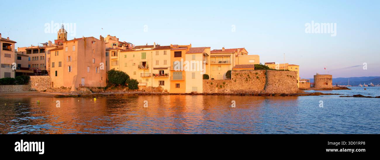 Francia, Var, Saint Tropez, Ponche Beach, vecchio porto di pescatori, sullo sfondo la chiesa parrocchiale di Notre-Dame dell'assunzione e sulla destra la Torre Vecchia (Tour Vieille) e la Torre Tour du Portalet Foto Stock