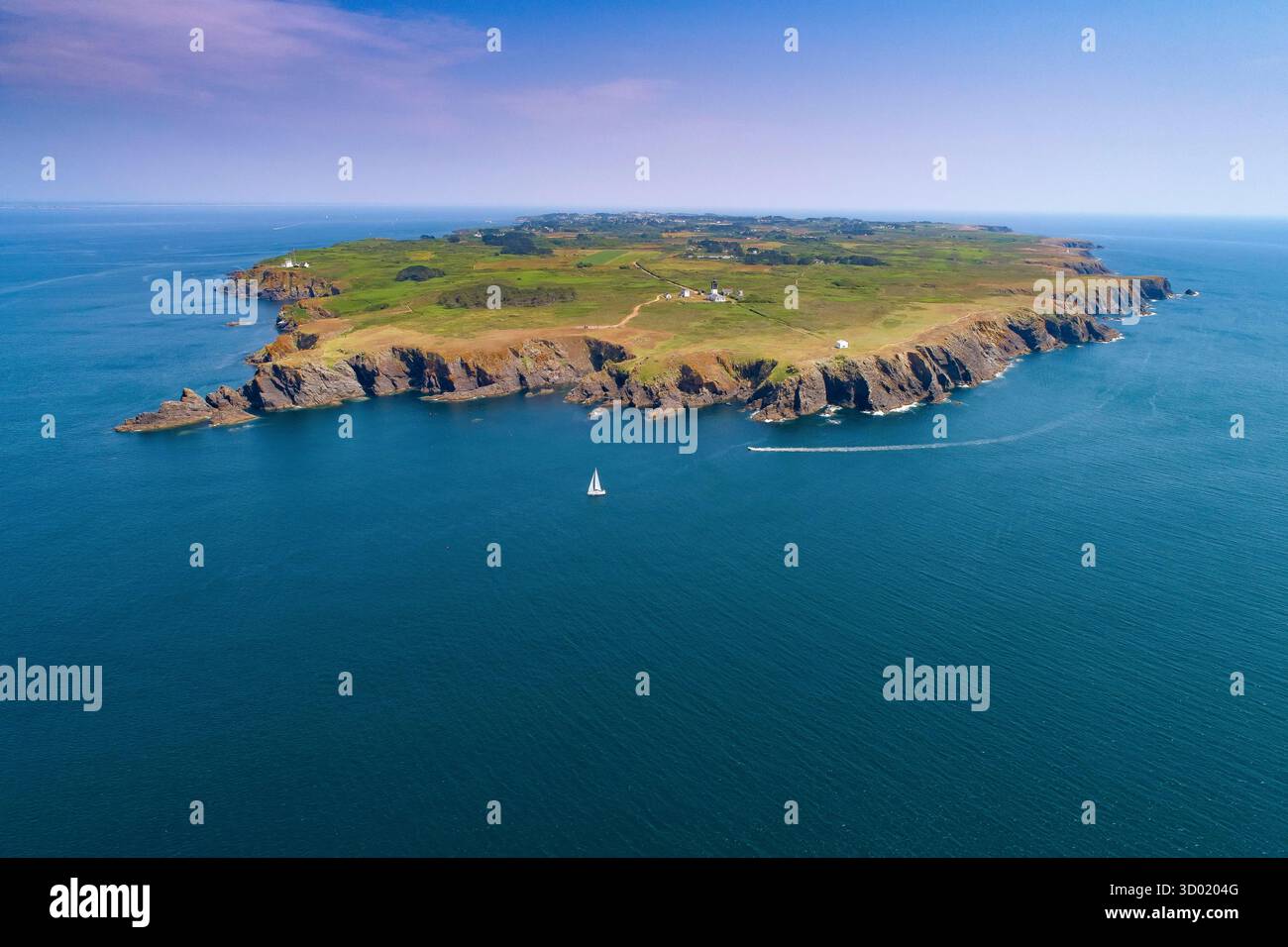 Francia, Morbihan, Groix Island, l'intera isola vista dal cielo, dall'alto della Pointe de Pen-Men (vista aerea) Foto Stock