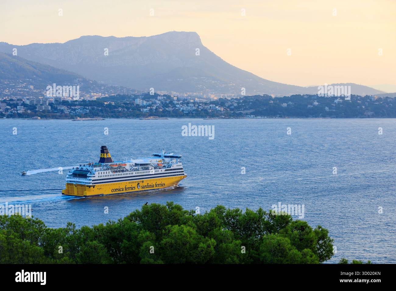 Francia, Var, porto di Tolone, Tolone e Mont Coudon sullo sfondo, nave Corsica Ferries Foto Stock