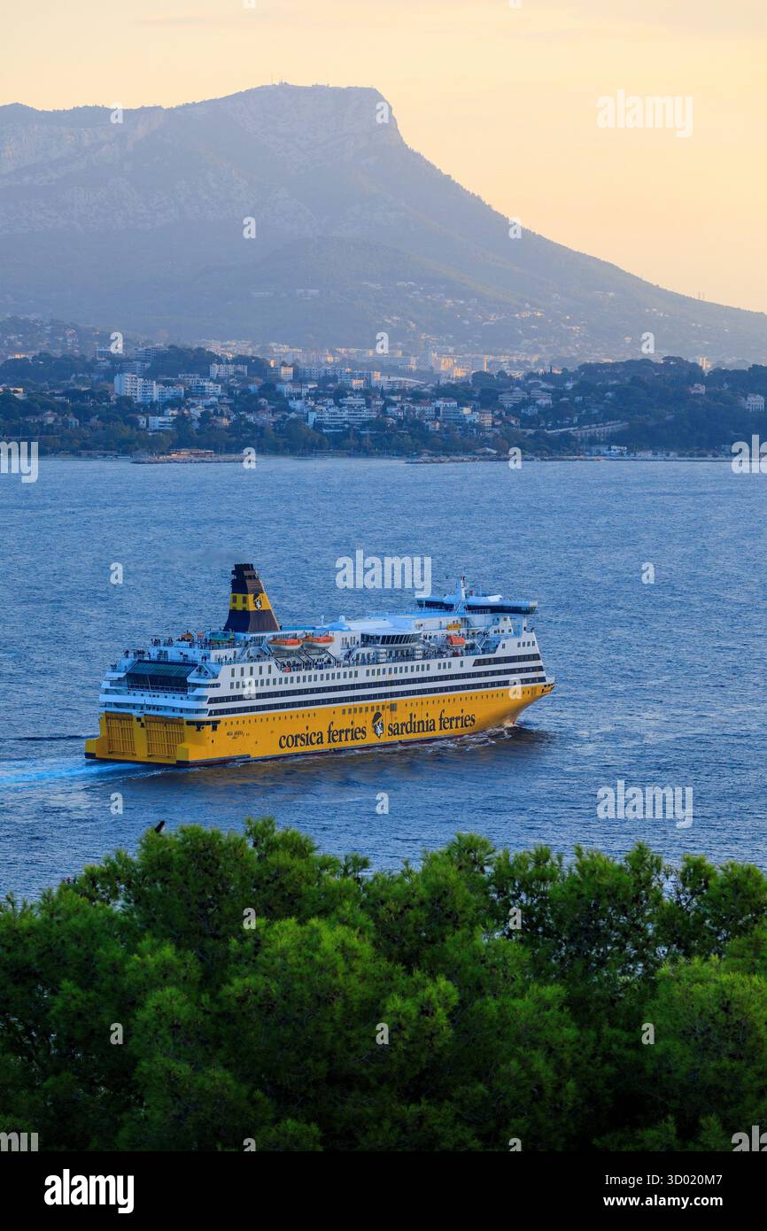 Francia, Var, porto di Tolone, Tolone e Mont Coudon sullo sfondo, nave Corsica Ferries Foto Stock