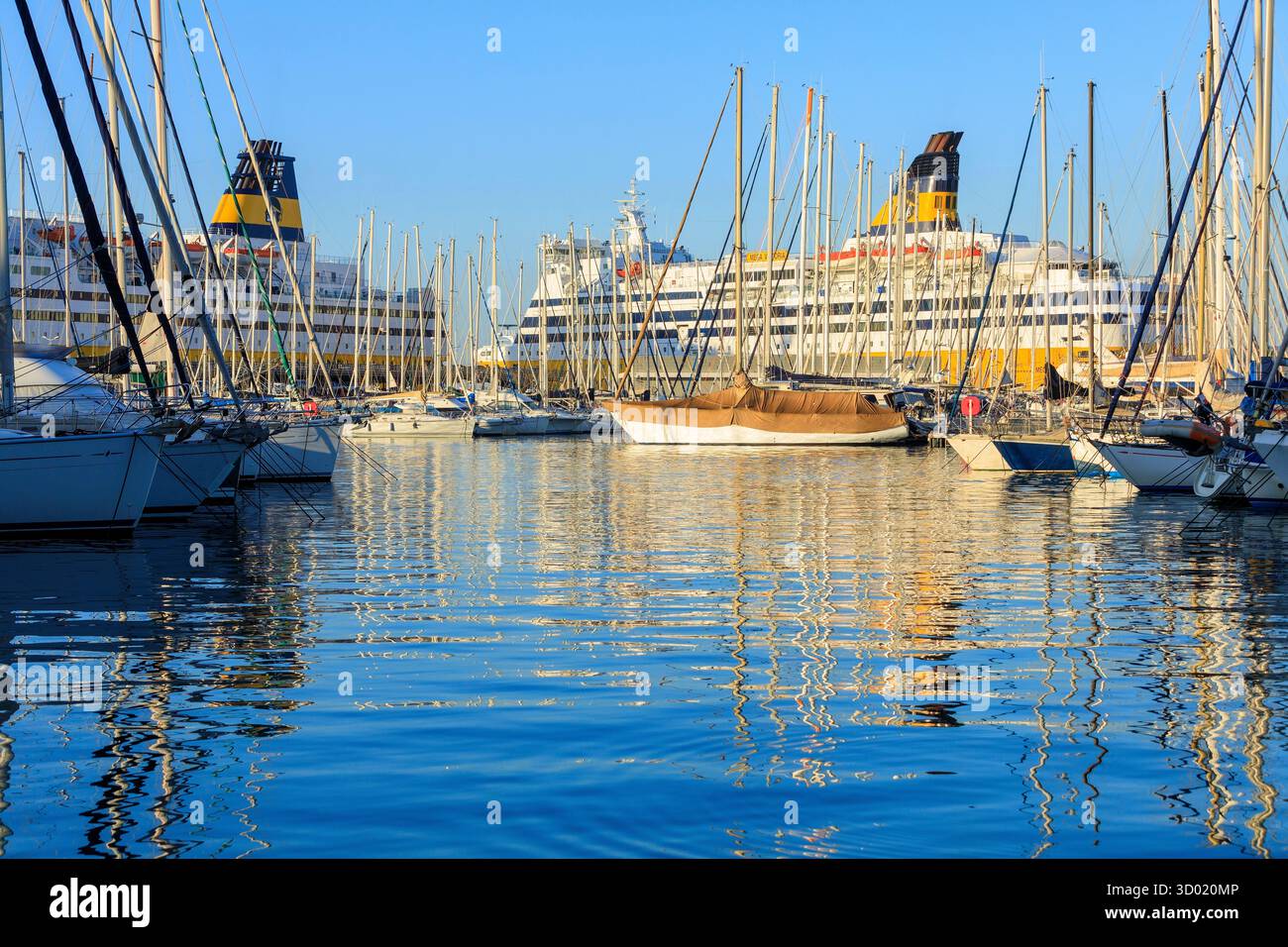 Francia, Var, Tolone, porto di Vieille Darse, nave Corsica Ferries Foto Stock