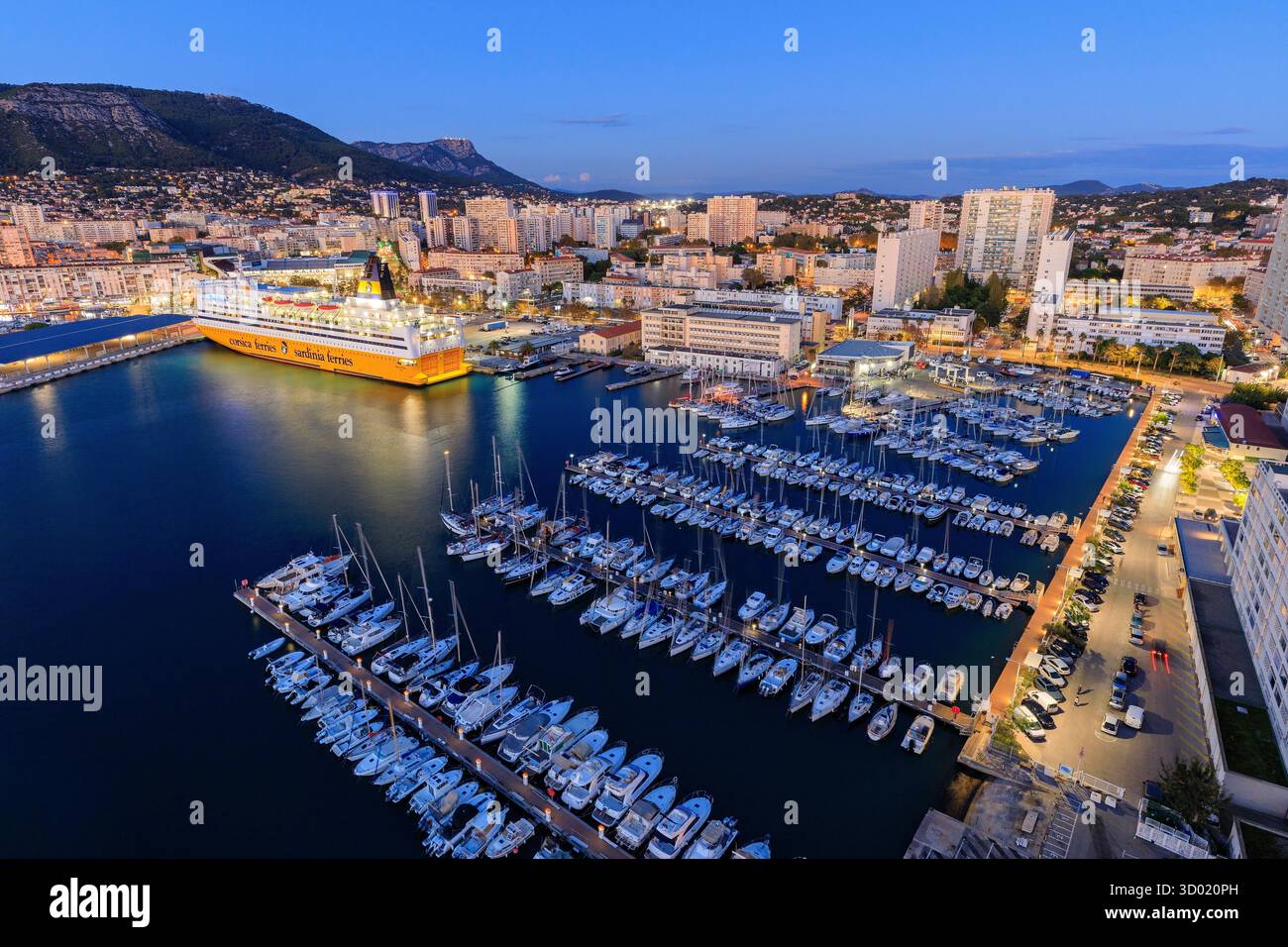 Francia, Var, Tolone, porto Darse Nord e porto commerciale, nave Corsica Ferries Foto Stock