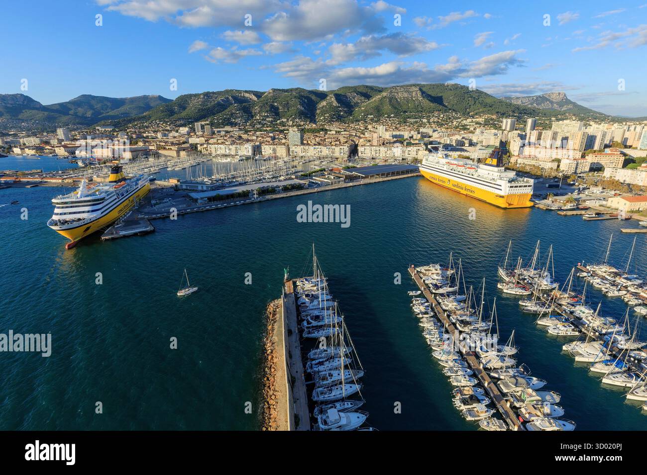Francia, Var, Tolone, porto Darse Nord e porto commerciale, nave Corsica Ferries Foto Stock
