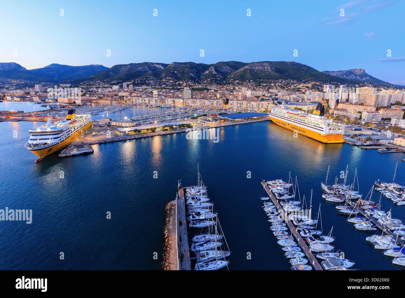 Francia, Var, Tolone, porto Darse Nord e porto commerciale, nave Corsica Ferries Foto Stock
