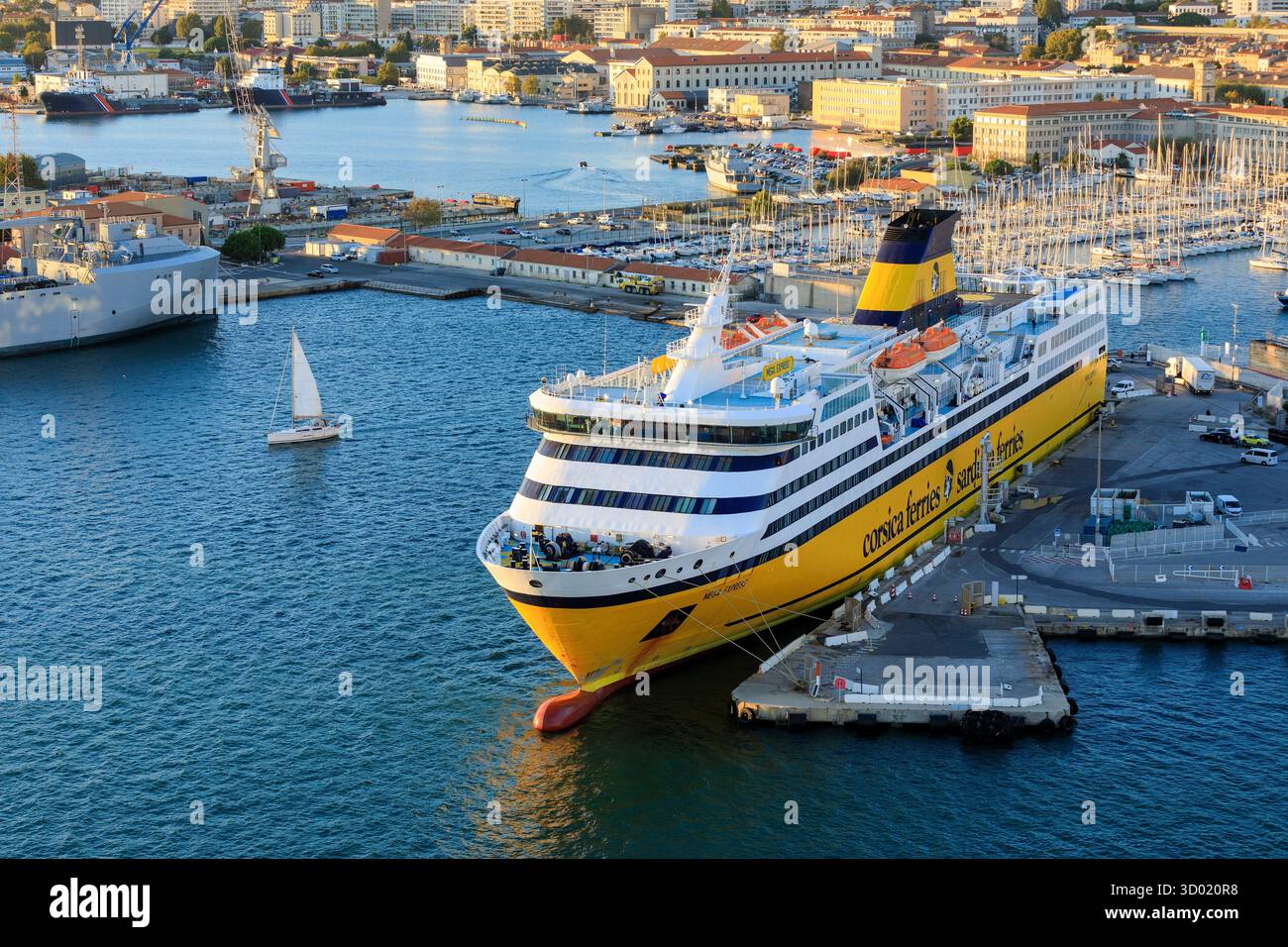 Francia, Var, Tolone, porto commerciale, Corsica Ferries Foto Stock