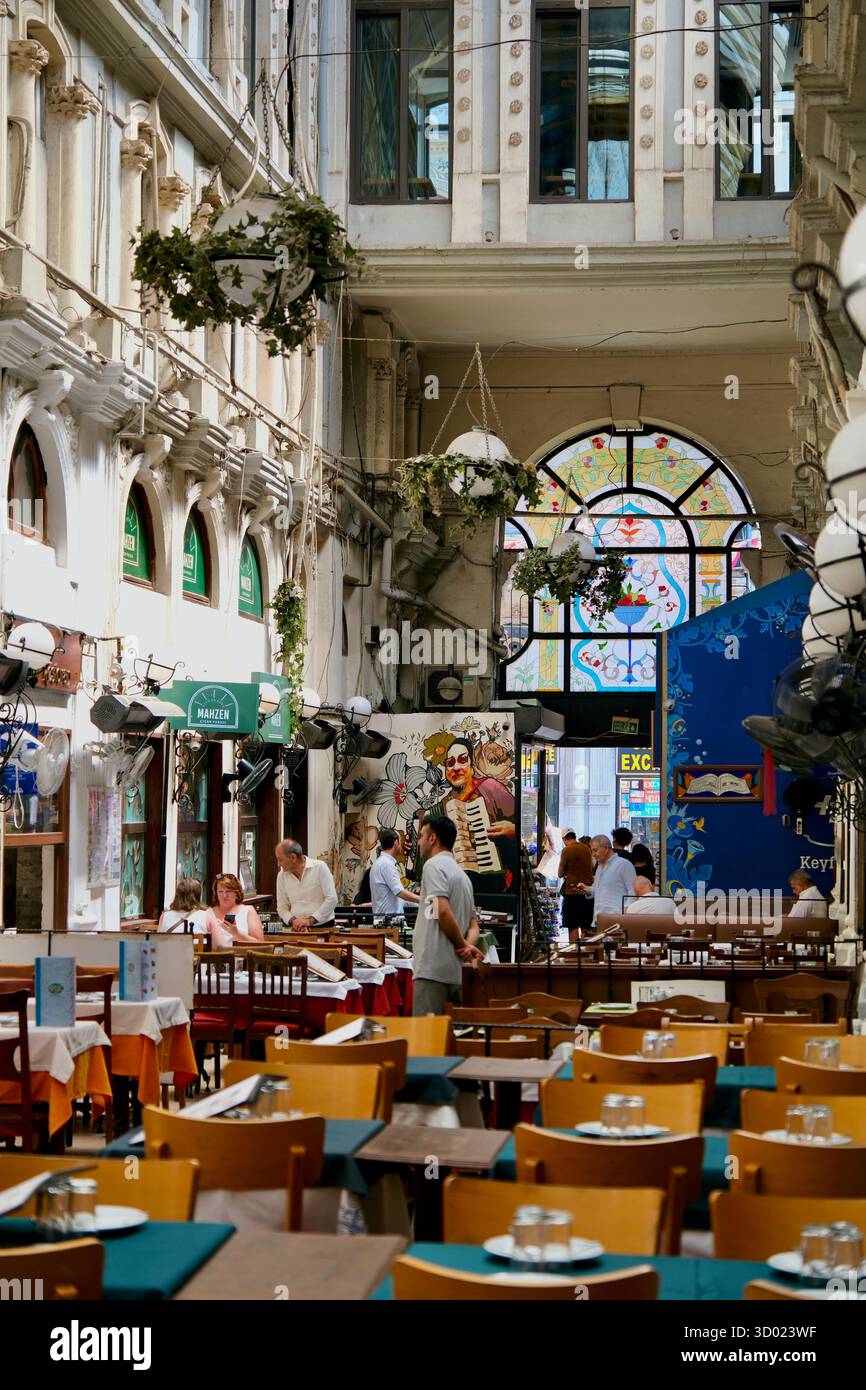Turchia, Istanbul, quartiere di Beyoglu, viale Istiklal, Cicek Pasaji (passaggio dei fiori), ristorante Foto Stock