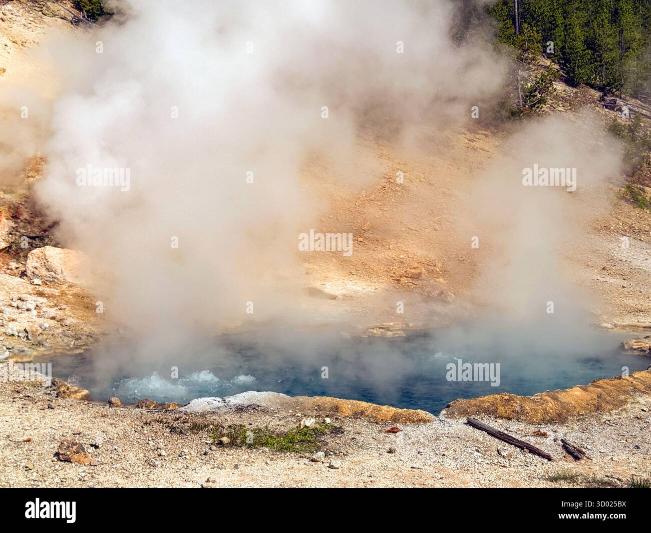 Piscina gorgogliante di acqua bollente presso la sorgente di Beryl nel parco nazionale di Yellowstone. Niente persone. - Immagine stock catturata con smartphone