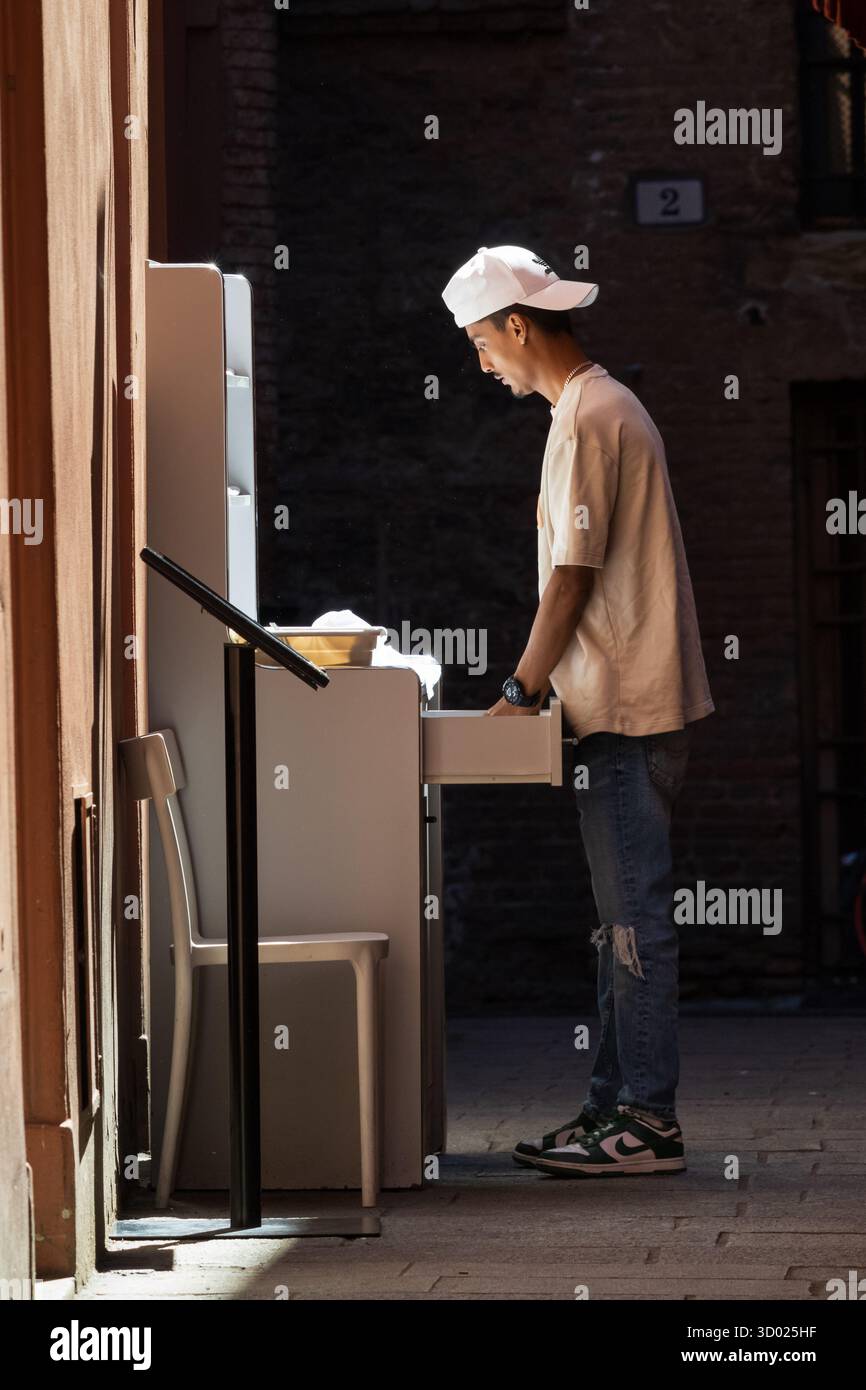 Bologna, Italia luglio 27-2025 Street Worker Organizing Food Distribution Foto Stock