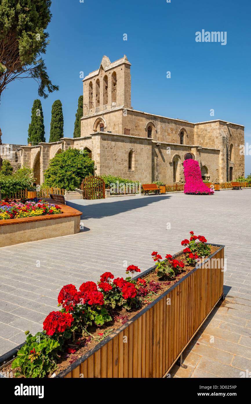 L'abbazia di Bellapais è la rovina di un monastero costruito dai Canonici regolari nel XIII secolo sul lato settentrionale del piccolo villaggio di Bellapais, a Nort Foto Stock