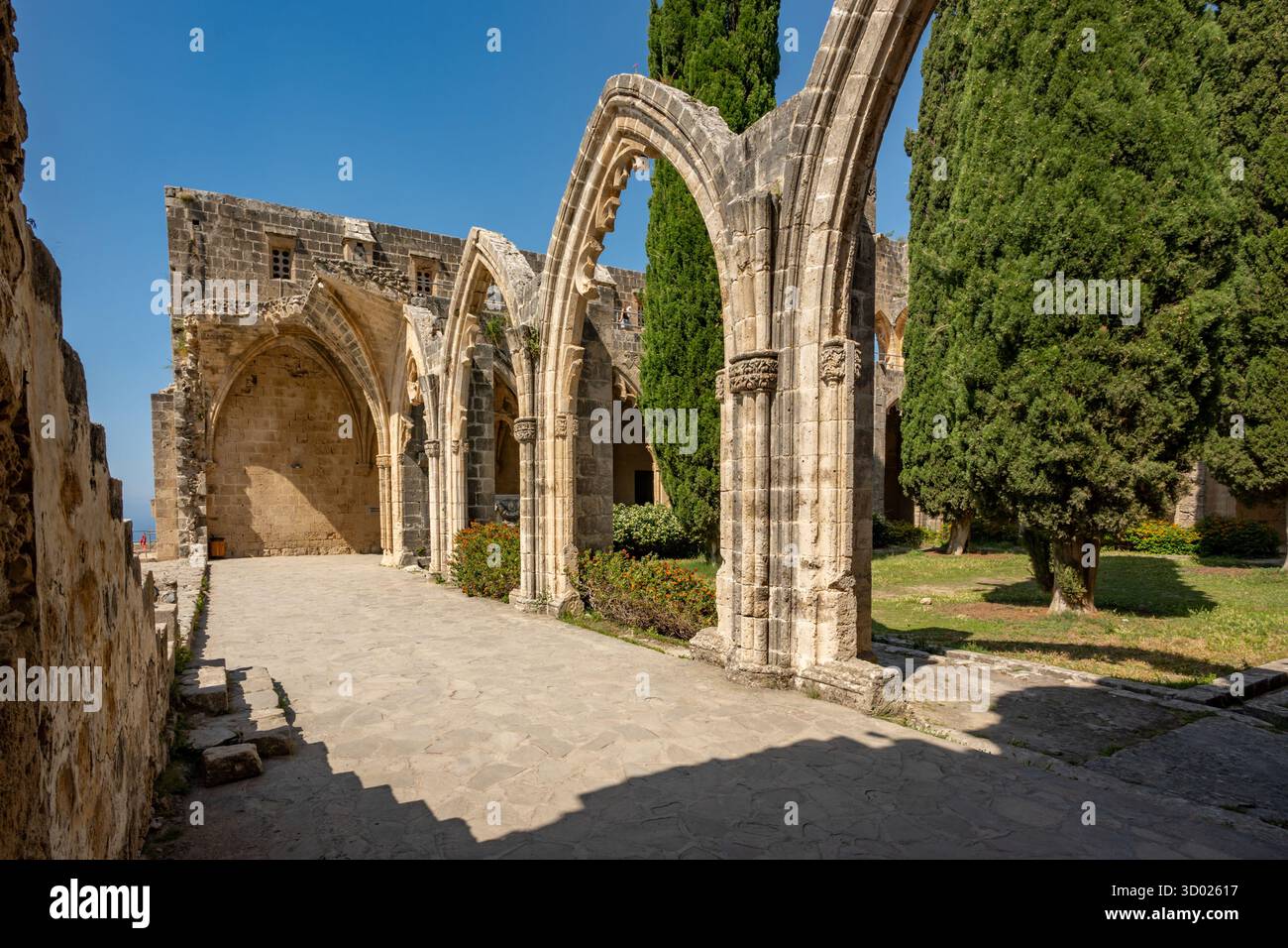 L'abbazia di Bellapais è la rovina di un monastero costruito dai Canonici regolari nel XIII secolo sul lato settentrionale del piccolo villaggio di Bellapais, a Nort Foto Stock