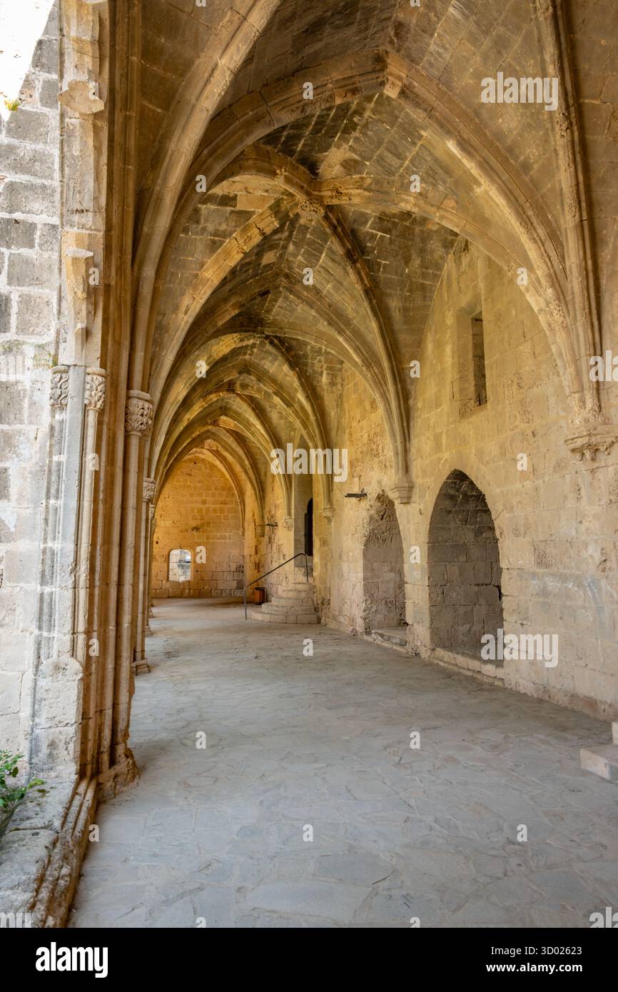 L'abbazia di Bellapais è la rovina di un monastero costruito dai Canonici regolari nel XIII secolo sul lato settentrionale del piccolo villaggio di Bellapais, a Nort Foto Stock