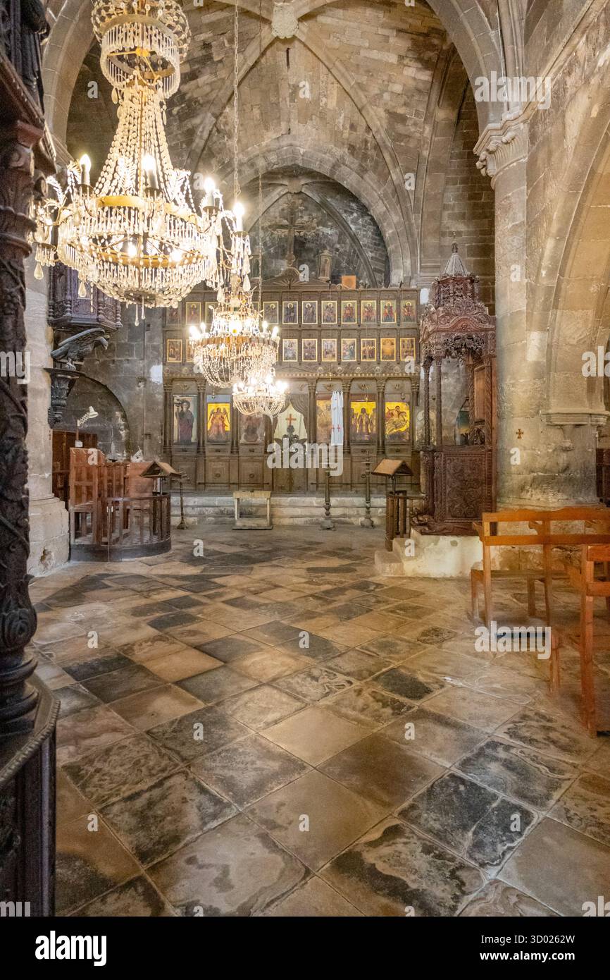 Interno dell'Abbazia di Bellapais un monastero in rovina costruito dai Canonici regolari nel XIII secolo sul lato settentrionale del piccolo villaggio di Bellapais, in Foto Stock
