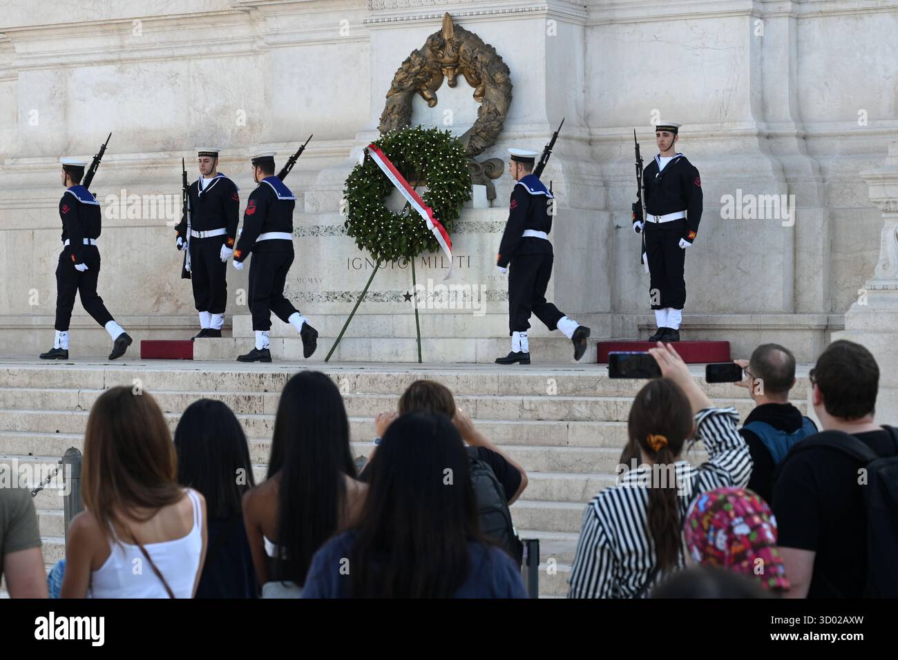 Roma, Italia - 4 novembre 2024: Cambio della guardia al Monumento a Vittorio Emanuele II a Roma. Foto Stock