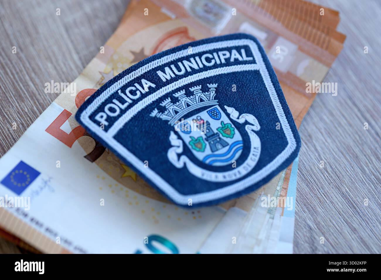 KIEV, UCRAINA - 6 SETTEMBRE 2025 Portogallo patch della polizia municipale su una grande quantità di banconote in euro in primo piano Foto Stock