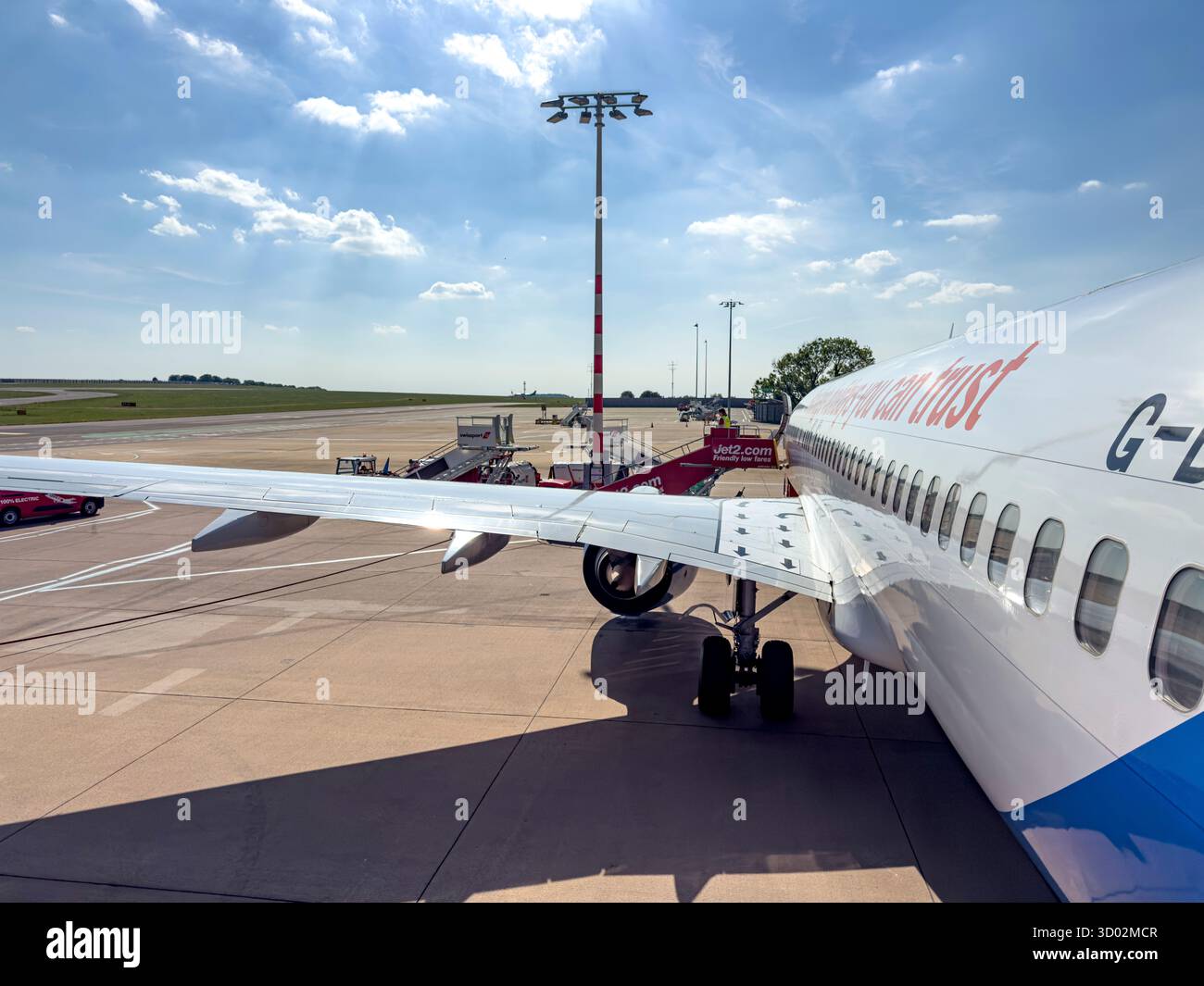 Il trafficato piazzale dell'aeroporto di Bristol con aerei Jet2, easyJet, TUI e Ryanair è circondato da veicoli a terra e attrezzature di supporto: Phillip Roberts - Immagine stock catturata con smartphone