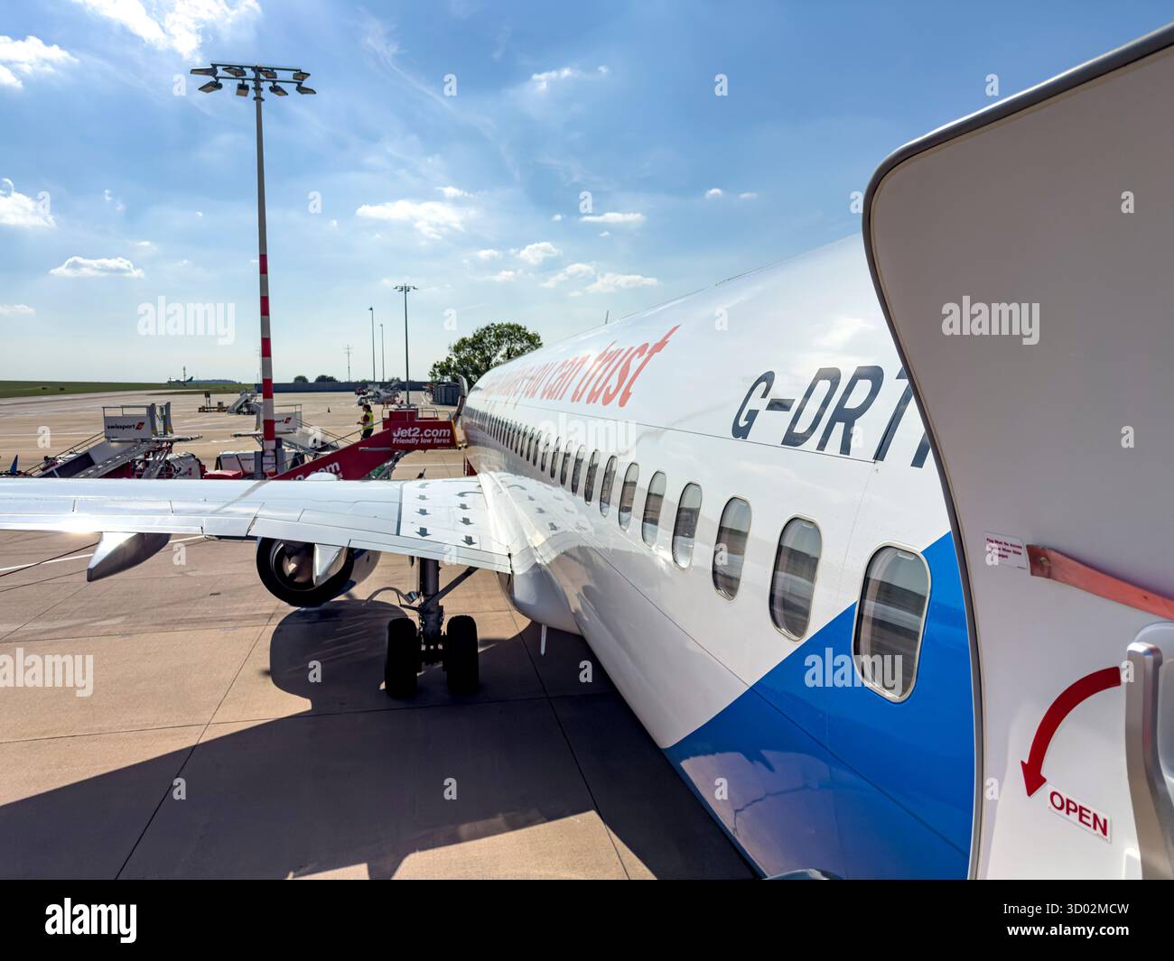 Il trafficato piazzale dell'aeroporto di Bristol con aerei Jet2, easyJet, TUI e Ryanair è circondato da veicoli a terra e attrezzature di supporto: Phillip Roberts - Immagine stock catturata con smartphone