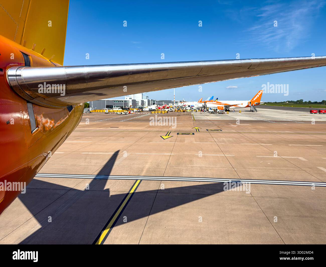 Il trafficato piazzale dell'aeroporto di Bristol con aerei Jet2, easyJet, TUI e Ryanair è circondato da veicoli a terra e attrezzature di supporto: Phillip Roberts - Immagine stock catturata con smartphone