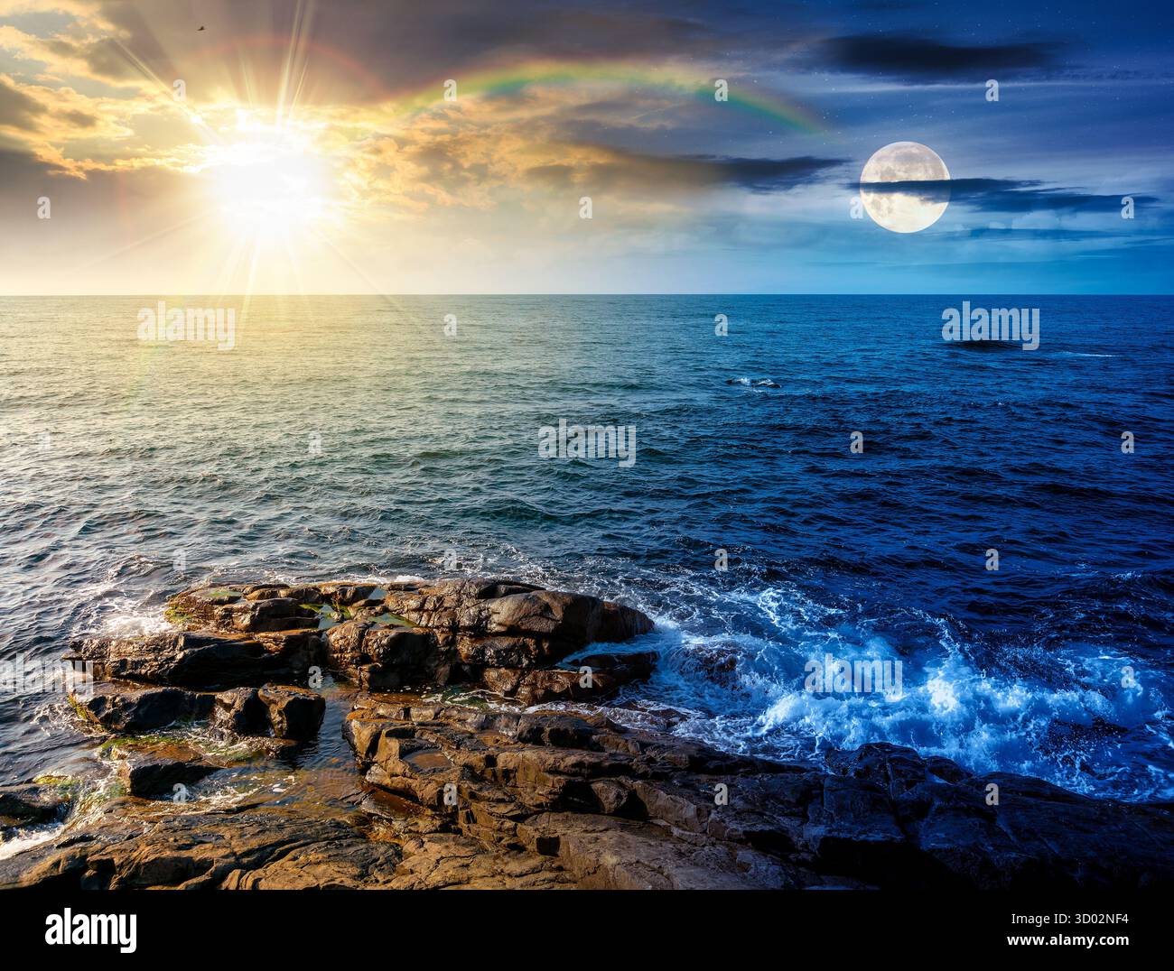 costa marina con rocce e massi. concetto di cambiamento di orario diurno e notturno. calmo sfondo delle vacanze estive in riva al mare. una scena meravigliosa per rilassarsi e Foto Stock