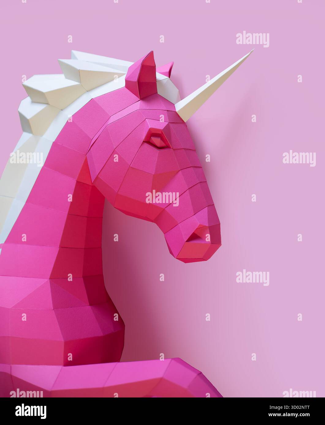 Testa di unicorno geometrica in carta rosa. Fatto di carta. Design innovativo degli interni. Forma geometrica originale. Foto Stock