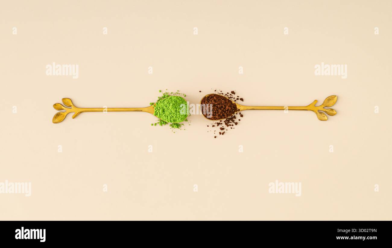 Polvere di Matcha e caffè in cucchiai dorati su sfondo beige. Concetto minimalista di matcha e caffè. Disposizione degli ingredienti delle bevande energetiche naturali alla moda. Foto Stock